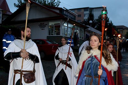 Cavaleri, domnite, razboinici si arlechini in cea mai mare parada medievala din Romania