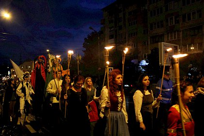 Cavaleri, domnite, razboinici si arlechini in cea mai mare parada medievala din Romania