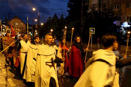 Cavaleri, domnite, razboinici si arlechini in cea mai mare parada medievala din Romania