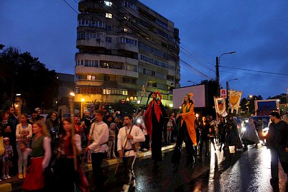 Cavaleri, domnite, razboinici si arlechini in cea mai mare parada medievala din Romania