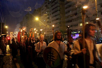 Cavaleri, domnite, razboinici si arlechini in cea mai mare parada medievala din Romania