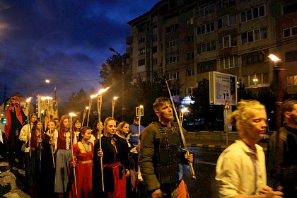 Cavaleri, domnite, razboinici si arlechini in cea mai mare parada medievala din Romania