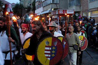 Cavaleri, domnite, razboinici si arlechini in cea mai mare parada medievala din Romania