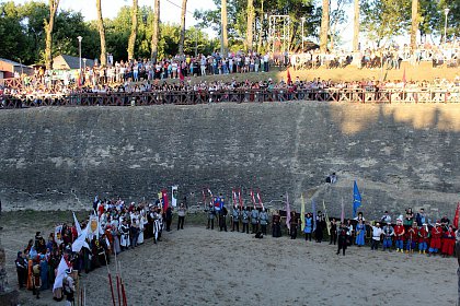 Apus de soare si parada medievala, la inchiderea celei de-a X-a ediţii a Festivalului de Artă Medievală de la Suceava