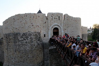 Apus de soare si parada medievala, la inchiderea celei de-a X-a ediţii a Festivalului de Artă Medievală de la Suceava