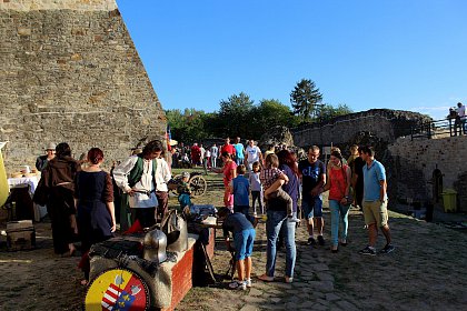 Apus de soare si parada medievala, la inchiderea celei de-a X-a ediţii a Festivalului de Artă Medievală de la Suceava