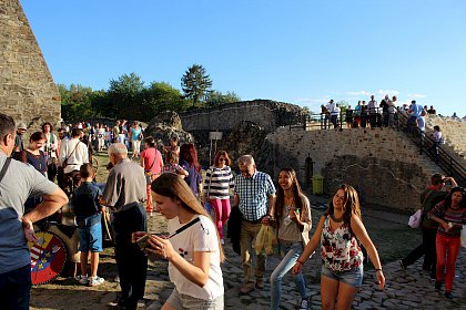 Apus de soare si parada medievala, la inchiderea celei de-a X-a ediţii a Festivalului de Artă Medievală de la Suceava