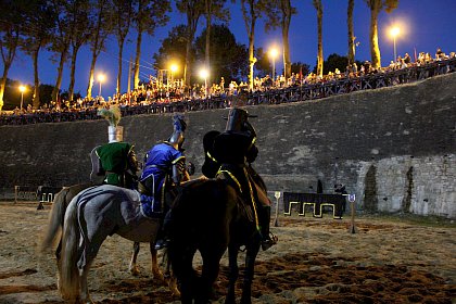 Turnir medieval şi spectacole cu flăcări în şanţul de apărare al Cetăţii Suceava