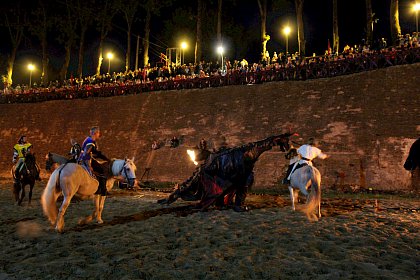 Turnir medieval şi spectacole cu flăcări în şanţul de apărare al Cetăţii Suceava