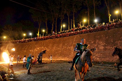 Turnir medieval şi spectacole cu flăcări în şanţul de apărare al Cetăţii Suceava