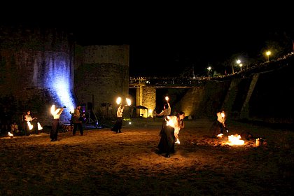 Turnir medieval şi spectacole cu flăcări în şanţul de apărare al Cetăţii Suceava