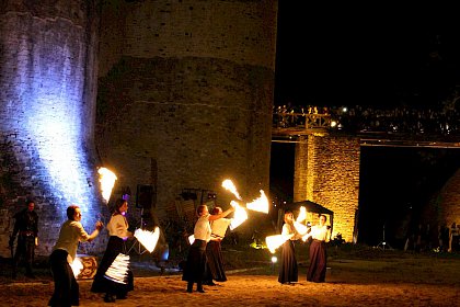 Turnir medieval şi spectacole cu flăcări în şanţul de apărare al Cetăţii Suceava