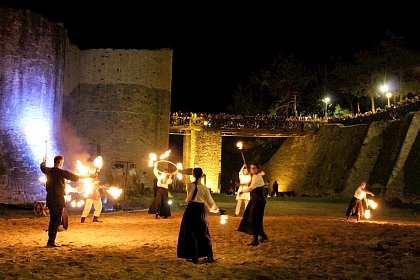 Turnir medieval şi spectacole cu flăcări în şanţul de apărare al Cetăţii Suceava