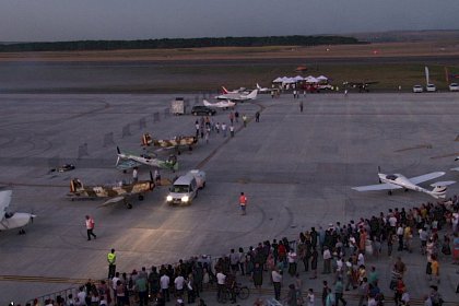 Mii de oameni au prins aripi, la Suceava Air Show