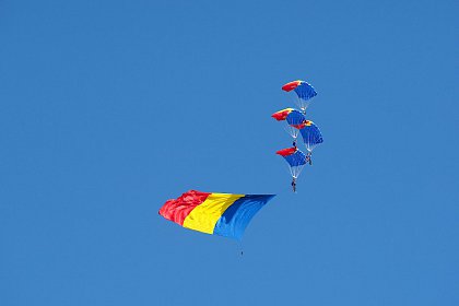 Mii de oameni au prins aripi, la Suceava Air Show