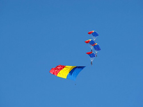 Mii de oameni au prins aripi, la Suceava Air Show