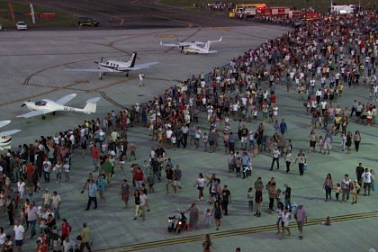 Mii de oameni au prins aripi, la Suceava Air Show