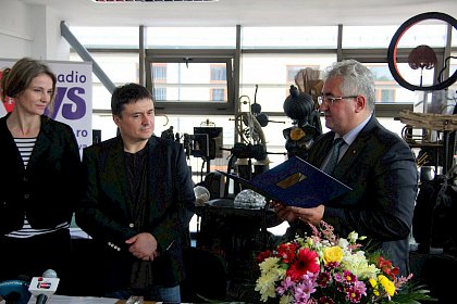Primarul Ion Lungu i-a acordat reputatului regizor Cristian Mungiu o diplomă de excelență pentru contribuția la dezvoltarea și promovarea filmului românesc