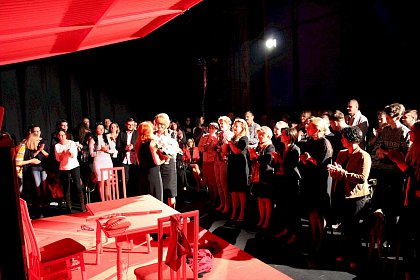 Teatru cu spectatorii pe scenă, la Suceava