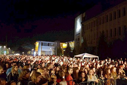 Mii de tineri au dansat și au cântat pe melodiile trupei Vunk, la deschiderea anului universitar la USV