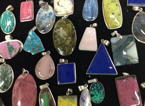 Pietre preţioase, cristale şi bijuterii, la expoziţia Mineralia din Muzeul de Ştiinţele Naturii