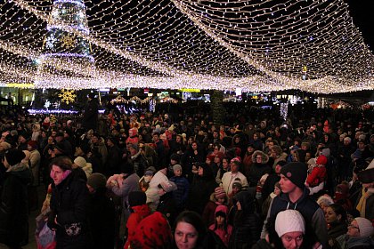 Mii de cadouri pentru copiii au fost împărțite de Moș Nicolae în centrul Sucevei