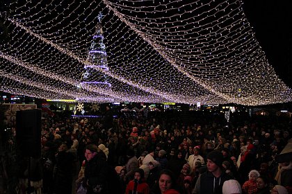 Mii de cadouri pentru copiii au fost împărțite de Moș Nicolae în centrul Sucevei