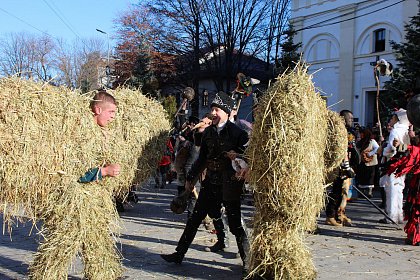 Festivalul internaţional de datini şi obiceiuri de iarnă „După datina străbună”