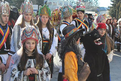 Festivalul internaţional de datini şi obiceiuri de iarnă „După datina străbună”