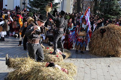 Festivalul internaţional de datini şi obiceiuri de iarnă „După datina străbună”