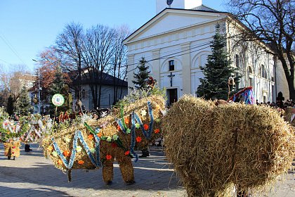 Festivalul internaţional de datini şi obiceiuri de iarnă „După datina străbună”