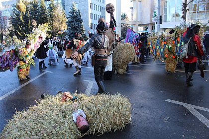 Festivalul internaţional de datini şi obiceiuri de iarnă „După datina străbună”