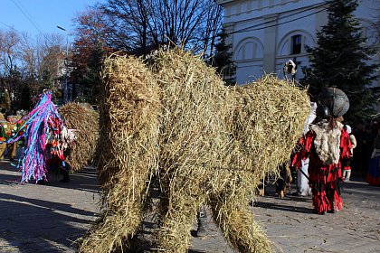 Festivalul internaţional de datini şi obiceiuri de iarnă „După datina străbună”