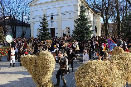 Festivalul internaţional de datini şi obiceiuri de iarnă „După datina străbună”