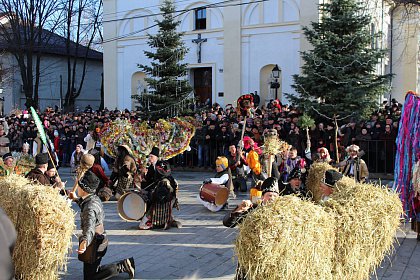 Festivalul internaţional de datini şi obiceiuri de iarnă „După datina străbună”