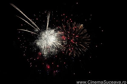 Spectaculos foc de artificii la Revelionul în aer liber