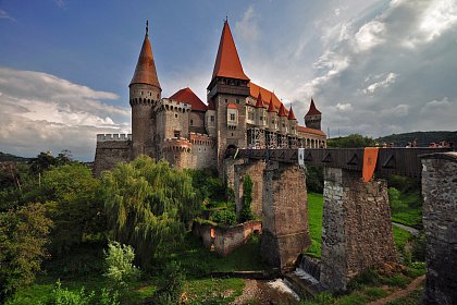 Castelul Corvinilor, locatia unei filmari cu Aaron Eckhart şi Jeffrey Dean Morgan - Castelul Corvinilor, din Hunedoara