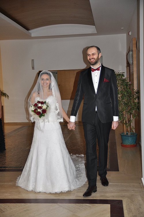 Regizorul sucevean Adrian Țofei s-a căsătorit cu o frumoasă actriță din Turcia