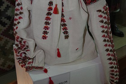 Cămăși românești din marile muzee ale lumii, la Expoziția “Ia aidoma”, de la Hanul Domnesc