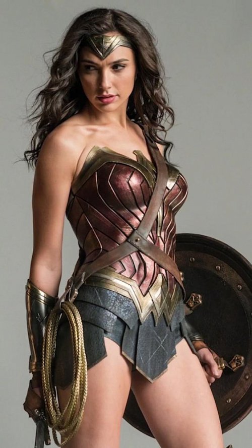 Gal Gadot - Wonder Woman si Kirsten Dunst - iubita lui Spiderman, sarbatoritele zilei - Foto