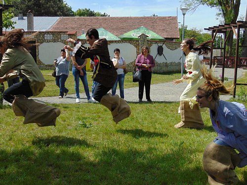 Jocuri și dansuri medievale, practicate de tineri, la Cetatea de Scaun a Sucevei