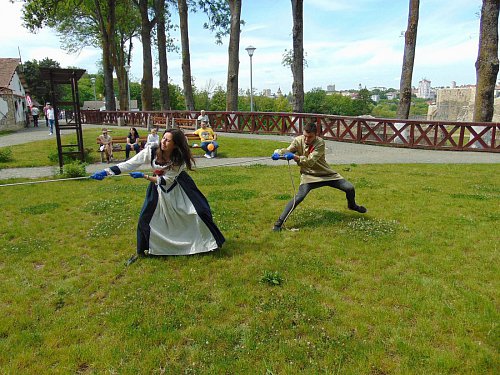 Jocuri și dansuri medievale, practicate de tineri, la Cetatea de Scaun a Sucevei