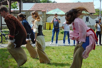 Jocuri și dansuri medievale, practicate de tineri, la Cetatea de Scaun a Sucevei