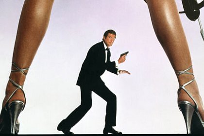 A murit Roger MOORE, cel mai carismatic James Bond - agentul 007