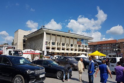 Centrul Sucevei găzduiește cea de-a XIV-a ediție a Salonului Auto Bucovina - Foto