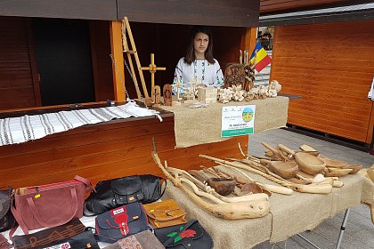 Târg de Sânziene si spectacol folcloric în Centrul Sucevei - Foto