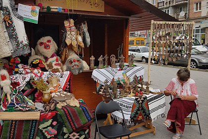 Târg de Sânziene si spectacol folcloric în Centrul Sucevei - Foto