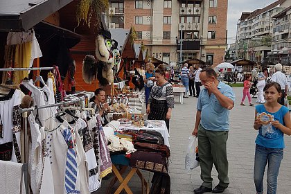 Târg de Sânziene si spectacol folcloric în Centrul Sucevei - Foto