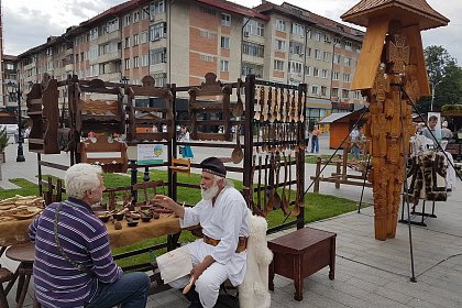 Târg de Sânziene si spectacol folcloric în Centrul Sucevei - Foto