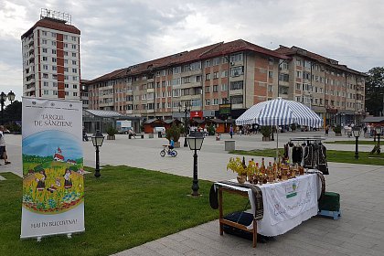 Târg de Sânziene si spectacol folcloric în Centrul Sucevei - Foto